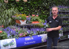 Remco Wertwijn van Florensis met hun Salvia Mistry. Deze Salvia variëteit was vorig jaar al geïntroduceerd maar sotnd nu nog eens in de stoplights. Het is een van nature compact en uniform groeiende plant en is een van de blauwste salvia’s in de markt. Voor de consument, deze plant bloeit tot de eerste vorst.